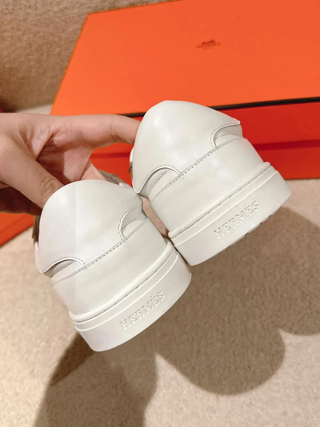 👟👟Ex-factory price 600👟👟Hermes top version couple model Epsom calfskin and calfskin loafer style lace-up sneakers, with functional rose gold-plated Kelly shoe buckles. Create a stylish urban look. Fabric: Specific cowhide/canvas material Lining: Sheepskin lining Outsole: Original molded TPU outsole Size: 35-45